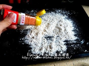 step5: 期間將麵粉 , 味椒鹽拌勻
