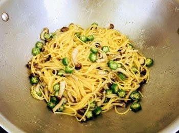 step4: 加入意粉，略炒，加少量鹽及橄欖油略炒，加入鱈魚子汁，略炒，盛起。