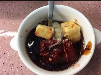 step3: 用碗裝起柱候醬、南乳、腐乳、蠔油 待用