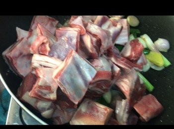 step5: ～將羊腩倒入鑊中炒至乾身