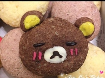 step4: ～放入已預熱170度焗爐，焗 20分鐘至金黃，取出待谅～
用朱古力筆畫出鬆弛熊眼、耳、鼻 便成