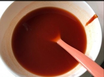 step2: 茄汁，糖，鹽，喼汁，水攪勻（份糧自行加減），備用
