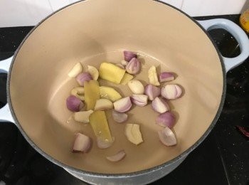 step3: 用1湯匙油燒熱鍋，放入紅葱頭、蒜頭、薑爆香