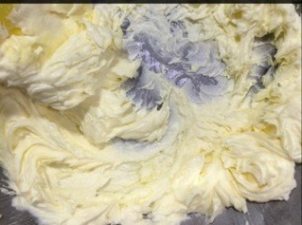 step2: 牛油同糖粉打至奶白色，蛋汁分2-3次加入，篩入全部粉，拌至冇粒，加入牛奶拌滑
https://youtu.be/JJelXvIHRE4☝🏼️☝🏼️影片敎學