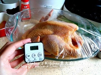 step3: 放入器皿內加多少許鹽及酒拌勻雞的外內兩面 , 蓋上保鮮紙靜待1小時