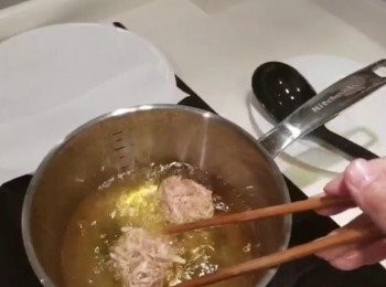 step8: 當芋蝦脆身，芋蝦會好輕易挑出，可全個油炸。