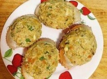 step12: 將內餡扎實的填入蟹殼中，要壓緊。
起油鍋，油量約為可淹到蟹殼ㄧ半即可，將內餡那面朝下中火半煎炸到上色，翻面再略煎炸ㄧ下，再翻面開大火逼ㄧ下油，即可起鍋瀝油，擺盤上菜。