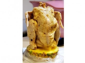 step3: 焗爐預熱180度10分鐘， 把菠蘿芯插入雞內籠