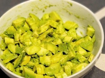 step1: 牛油果切碎， 加入少許橄欖油、黑椒、蘋果醋拌勻備用