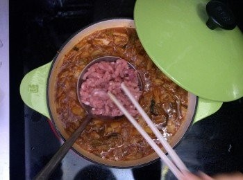 step8: 之後下碎豬肉拌散