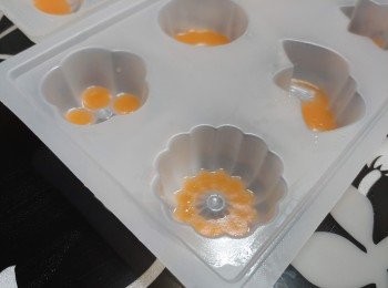 step8: 將小許橙色粉漿倒在模中的凹陷部位; 蓋上鑊蓋中火蒸3分鐘至凝固