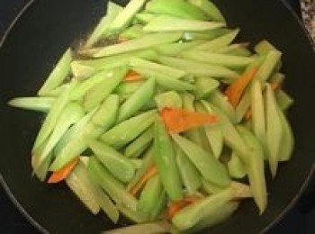 step9: 用鹽和黑胡椒粉調味炒勻，接著放入1/3杯水；