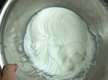 step7: 剩餘的糖，再打發至挺身(反轉也不會倒下），便轉至低速慢慢打勻蛋白（約20秒）