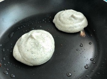 step9: 平底鑊燒熱後，加少少油掃勻，先潷一湯匙pancake糊落鑊，以細火加鑊蓋煎約45秒