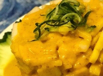 step8: 把芒果醬汁拌入芝麻醬， 最後淋在沙律面， 即成