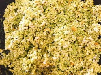 step6: 再加入已保溫的脆米粒,熟黑芝麻,熟花生都放入糖漿中，快速拌均勻。