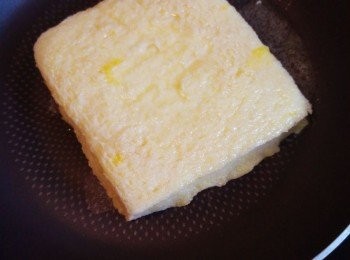 step4: 平底鍋燒溶1茶匙牛油,把索滿蛋汁的多士2邊略煎使蛋汁定型。