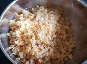 step9: 沖洗一次，用水浸軟切碎，蝦米水可在蒸煮蘿蔔時倒入一同煮