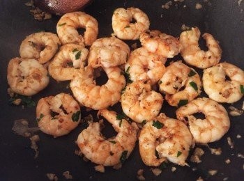 step3: 用中高火燒熱橄欖油，加入蝦和醃料，快手炒2-3分鐘至蝦肉不再透明