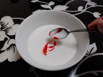 step7: 將8湯匙粉漿倒在小碗中，滴入食用色素（深淺色隨意調較）