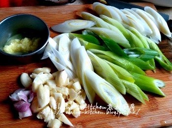 step1: 京蔥斜切件 , 蒜頭去衣切粒 , 乾蔥去衣切粒 , 薑去皮磨成薑汁