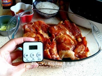 step4: 30分鐘後將<a href="https://bit.ly/2ZxapeY" target="_blank" data-keyword="雞扒" class="guide-link"><strong>雞扒</strong></a> <span style="display:inline-block;vertical-align:middle;margin-top:-3px;color:initial;border-radius:3px;padding:2px 3px;font-size:12px;line-height:14px;background:#87d300;color:#fff;">即買</span> 反轉醃雞皮個邊 , 再靜待30分鐘