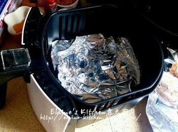 step7: 美的免油健炸寶的籃放上錫紙