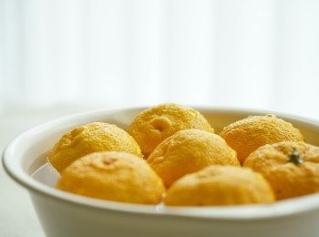 step1: 柚子用水和小梳打洗乾淨，瀝乾水份