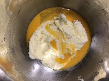 step5: 將蛋打散，分三次加入牛油糊內打勻