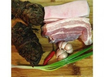 step1: 豬五花肉洗淨擦乾，放冷凍冰15-20分鐘，方便切片；梅干菜需仔細洗淨後泡水到完全柔軟。