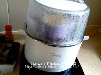 step9: 放入早餐機的蒸架上 , 蓋上蓋按<蒸 / 煮>功能 , 時間調至12分鐘