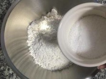 step4: 將糖和鹽混入低筋麵粉中略微混勻；
