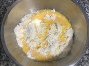 step7: 將蛋液倒入粉中；