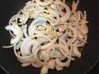 step6: 利用鍋中餘油將洋蔥絲與蒜末炒香；