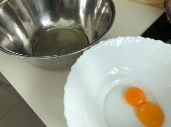 step1: 分開蛋黃、蛋白