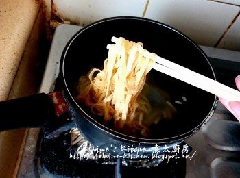 step14: 最後蝦子粗麵放入煲內用中火拌勻煮至軟身 , 盛起加少少蠔油拌勻即可