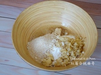 step1: 紅莓乾及香蕉切碎，除合桃外全部材料放在大碗內搓揉成團狀