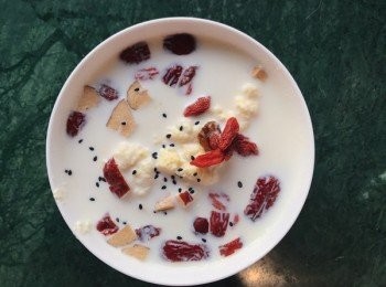 step4: 待到再次沸騰後關火，倒入乾果碗裡，加入黑芝麻就完成了。