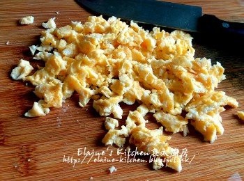 step4: 雞蛋打成蛋液 , 放入早餐機的煎pan內 , 按<煎蛋>功能拌炒成蛋碎 , 再切碎