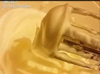 step2: 分兩次加入砂糖打至企身