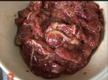 step1: 先用生粉，生抽，糖放落手牛肉醃5分鐘（順次序），5分鐘後再落油（落多少少），用手攪勻。備用