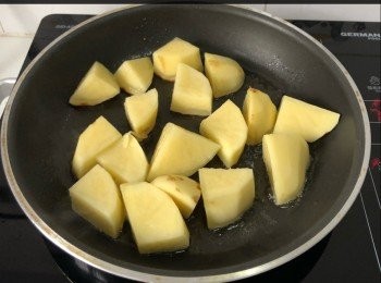 step3: 薯仔切好，煎香兩邊