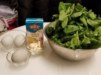 step1: 先準備材料 ，豆苗洗乾淨