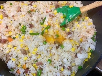 step5: 轉細火，加入雞蛋，快手炒混。