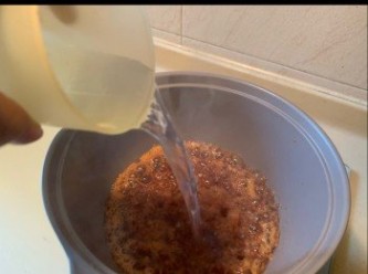 step3: 將水加到焦糖內，變成焦糖水。
注意加入水的的高溫。