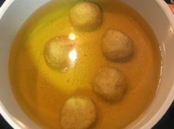 step19: 油溫約100度左右即可下芝麻球，