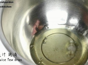 step1: 來來來做外殼
在乾淨的碗中加入蛋白,檸檬汁