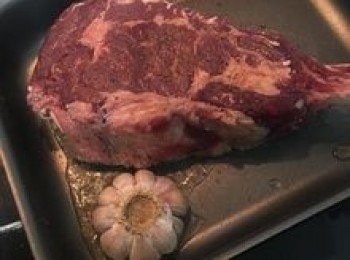 step3: 蒜頭切面朝下，與牛排ㄧ起煎到上色；