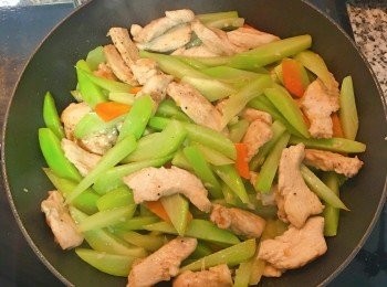 step11: 將雞柳倒回鍋拌炒；試味道後做調整；