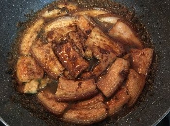 step11: 將豬五花連同滷汁一起倒入梅干菜中小火燉煮5-10分鐘；此時請試吃梅干菜與醬汁，做微調；並燒到湯水收的差不多，梅干仍濕潤即可，